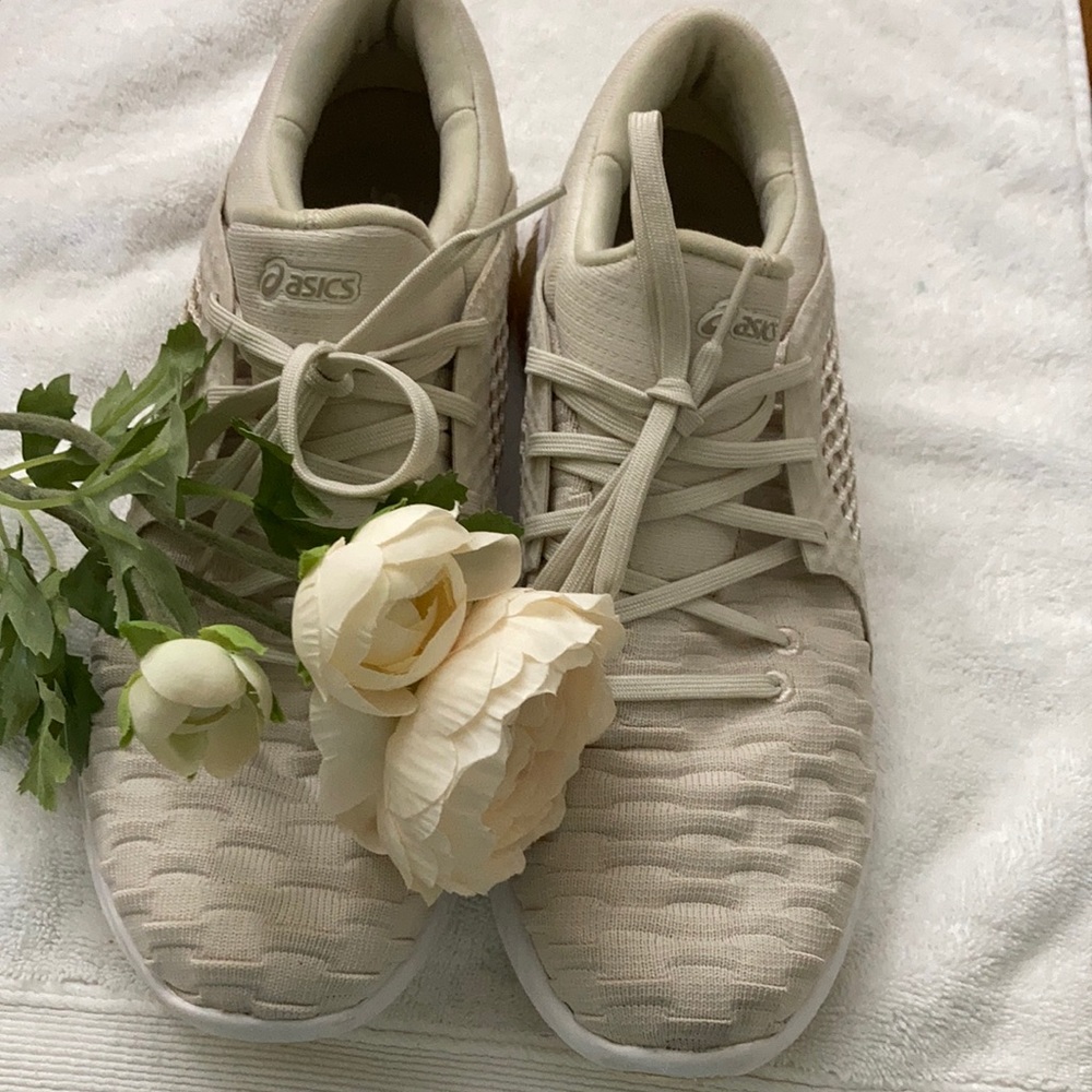 Used ASICS woman shoe Gel-Kenun color cream